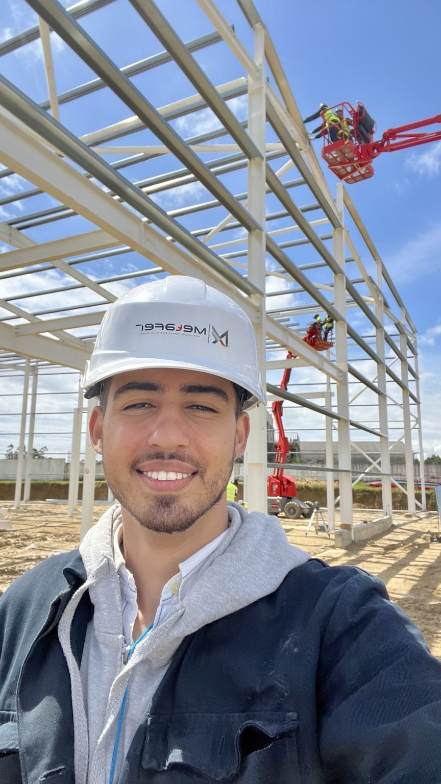 Equipa de montagem de estrutura em obra industrial